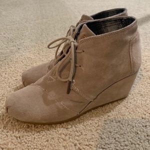 Toms Desert Taupe Suede Wedge Booties size 7.5